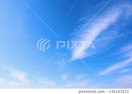 藍天白雲飄浮 136183872