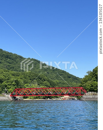支笏湖上的紅色橋 支笏湖上的紅色橋 136185027