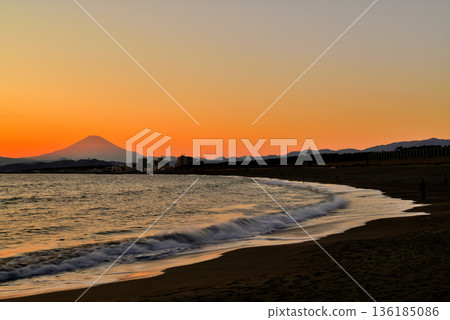 Winter evening view of Mt. Fuji from Chigasaki Coast 136185086