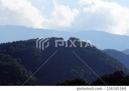 松倉山是日本的一座城堡遺址，松倉城遺址就位於此地。 136185169