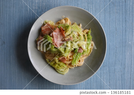 白菜和培根奶油意大利面 136185181