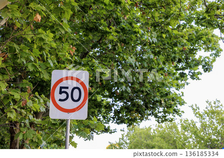 澳洲限速50公里/小時的標誌牌被綠植環繞 136185334