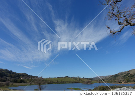 條紋狀的雲朵蔓延在藍天之上 條紋狀的雲朵蔓延在藍天之上 136185337
