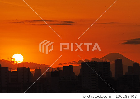 The setting sunset The setting sunset 136185408