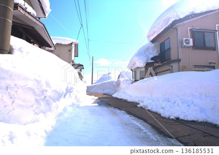 在一個下著大雪的雪國城市 在一個下著大雪的雪國城市 136185531