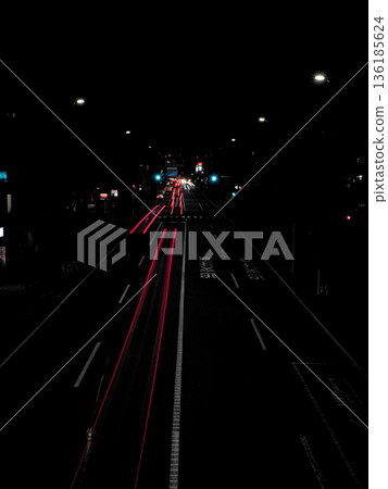 汽車行駛在夜城 汽車行駛在夜城 136185624