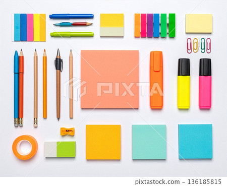 俯視圖，色彩繽紛的文具整齊地擺放在白色背景上，平鋪擺放設計 136185815