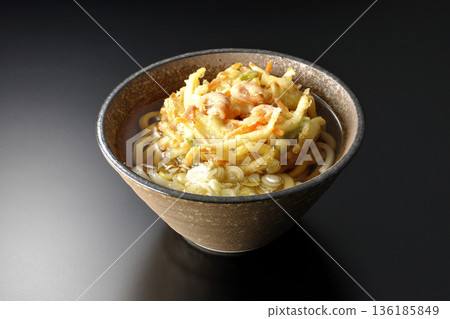 蝦仁蔬菜天婦羅烏龍麵,黑色背景拍攝 蝦仁蔬菜天婦羅烏龍麵,黑色背景拍攝 136185849