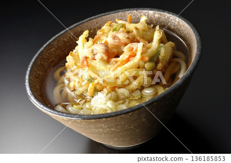 蝦仁蔬菜天婦羅烏龍麵，黑色背景拍攝 136185853