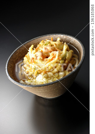 蝦仁蔬菜天婦羅烏龍麵,黑色背景拍攝 蝦仁蔬菜天婦羅烏龍麵,黑色背景拍攝 136185868