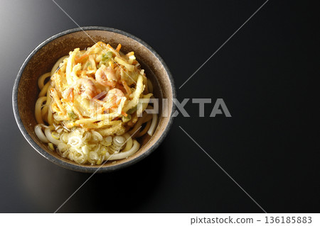 蝦仁蔬菜天婦羅烏龍麵，黑色背景拍攝 136185883