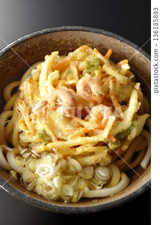 蝦仁蔬菜天婦羅烏龍麵，黑色背景拍攝 136185893