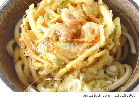 白色背景上的蝦仁蔬菜天婦羅烏龍麵照片 136185965