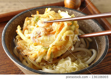 Eat shrimp and vegetable tempura udon 136186003