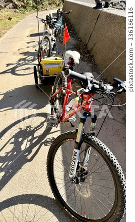 騎著登山車邊跑邊丟雞蛋 騎著登山車邊跑邊丟雞蛋 136186116