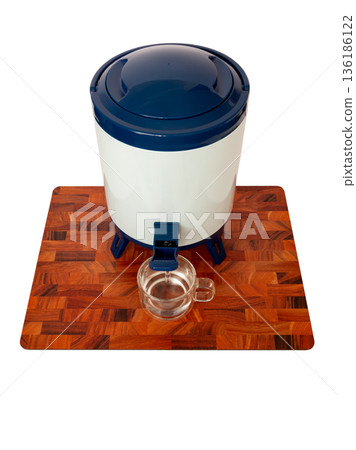 使用冷水壺供水的圖片 [白色背景，摳圖] 136186122