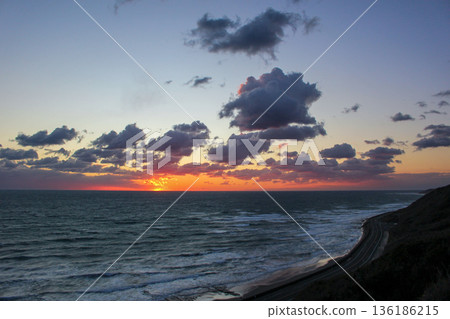 夕陽西下，映照著地平線，映照著御前崎陽光大道（靜岡縣御前崎市）的海岸線。 136186215