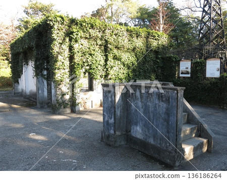 位於橫濱市中區港觀山公園法國山地區的前法國領事官邸遺址。 位於橫濱市中區港觀山公園法國山地區的前法國領事官邸遺址。 136186264