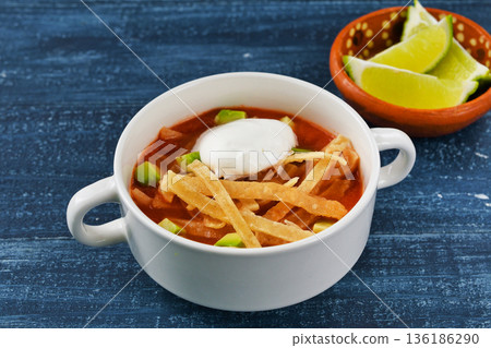 Sopa de Tortilla (Sopa Azteca)（墨西哥菜） 136186290
