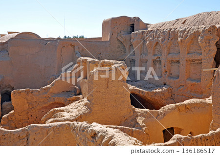 伊朗絲綢之路亞茲德附近哈納雷赫堡壘遺址的多層土坯建築 伊朗絲綢之路亞茲德附近哈納雷赫堡壘遺址的多層土坯建築 136186517