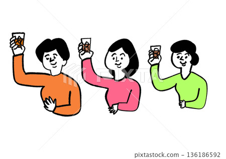 面帶笑容的年輕男女互相摟著對方的肩膀 136186592