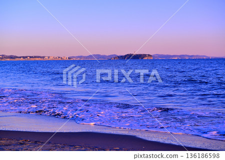 Midwinter evening view of Enoshima from Chigasaki Beach Midwinter evening view of Enoshima from Chigasaki Beach 136186598