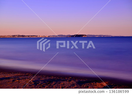 Midwinter Enoshima seen from Chigasaki Beach, sunset view, long exposure 136186599