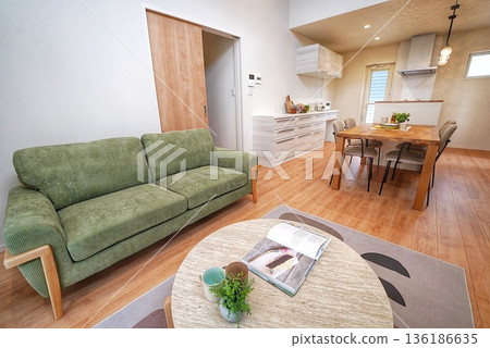 一棟緊湊的單層住宅,擁有明亮的客廳 一棟緊湊的單層住宅,擁有明亮的客廳 136186635