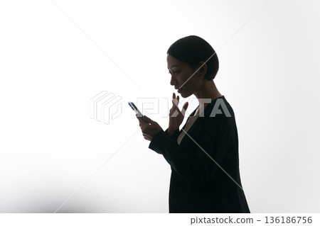 驚訝的女性側臉輪廓 136186756