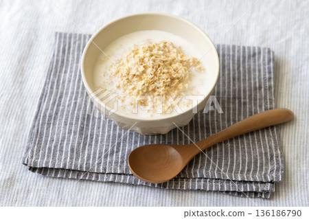 燕麥牛奶粥和木勺 136186790