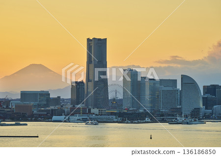 橫濱港未來地區和富士山的傍晚景色。 136186850