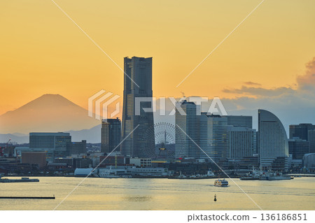 橫濱港未來地區和富士山的傍晚景色。 136186851
