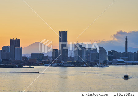 橫濱港未來地區和富士山的傍晚景色。 橫濱港未來地區和富士山的傍晚景色。 136186852
