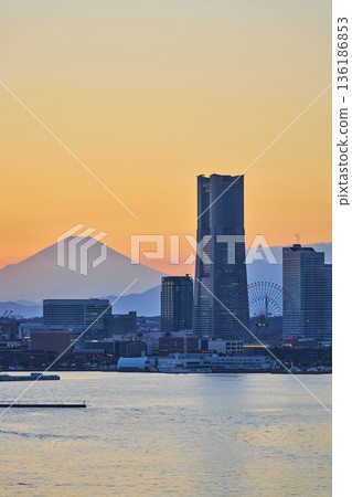 橫濱港未來地區和富士山的傍晚景色。 橫濱港未來地區和富士山的傍晚景色。 136186853