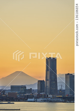 橫濱港未來地區和富士山的傍晚景色。 橫濱港未來地區和富士山的傍晚景色。 136186854