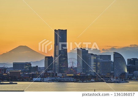 橫濱港未來地區和富士山的傍晚景色。 136186857