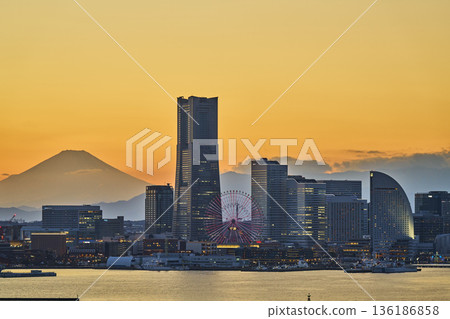 橫濱港未來地區和富士山的傍晚景色。 136186858