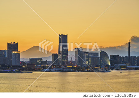 橫濱港未來地區和富士山的傍晚景色。 136186859