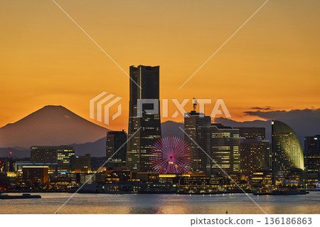 橫濱港未來地區和富士山的傍晚景色。 136186863