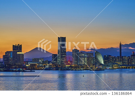 Evening view of Yokohama Minato Mirai district and Mt. Fuji 136186864