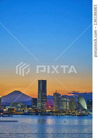 橫濱港未來地區和富士山的傍晚景色。 136186865