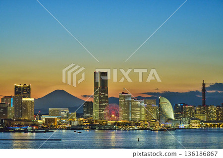 橫濱港未來地區和富士山的傍晚景色。 136186867