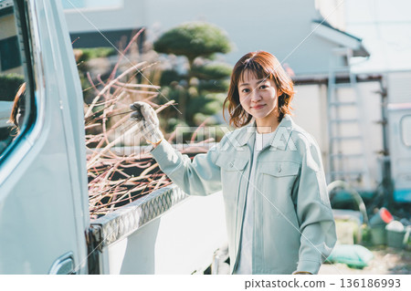 園丁 女生 女孩 136186993