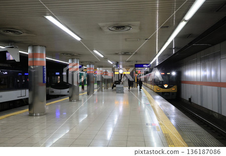 Keihan Electric Railway Sanjo Station underground platform 136187086