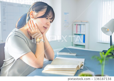 讀一本書的女人 讀一本書的女人 136187138