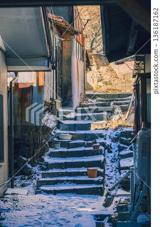 [奈良井宿]積雪的小路[木曾路] 136187162