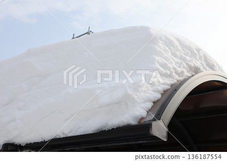 雪、雪簷、車棚、雪鄉、雪、冬季、北海道、車庫、雪景、冬季景色、屋頂、戶外、汽車、汽車 136187554