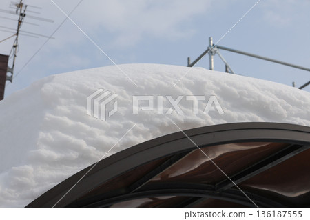 雪、雪簷、車棚、雪鄉、雪、冬季、北海道、車庫、雪景、冬季景色、屋頂、戶外、汽車、汽車 雪、雪簷、車棚、雪鄉、雪、冬季、北海道、車庫、雪景、冬季景色、屋頂、戶外、汽車、汽車 136187555