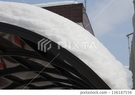 雪、雪簷、車棚、雪鄉、雪、冬季、北海道、車庫、雪景、冬季景色、屋頂、戶外、汽車、汽車 136187556