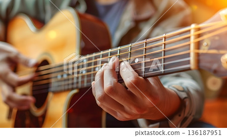 指尖特寫,彈奏原聲吉他,展現音樂表現力 指尖特寫,彈奏原聲吉他,展現音樂表現力 136187951